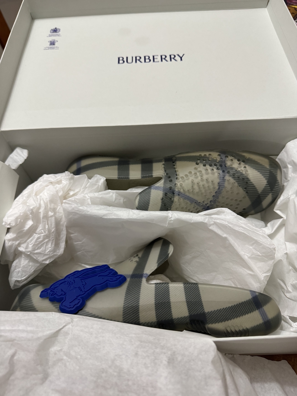 NWT Burberry Womens Plaid Slide Sandals in Beige
